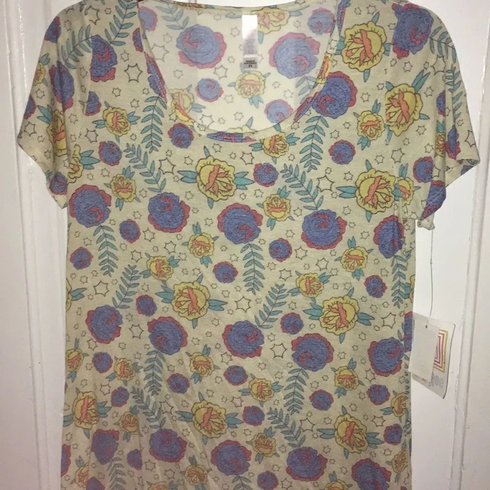 Xs LuLaRoe Rose Classic Tee